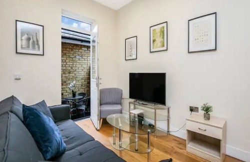 Ealing Apartment | Queen of the Suburbs 1BD Flat |Pass the Keys