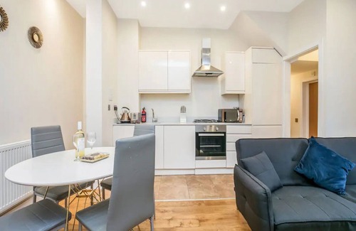 Ealing Apartment | Queen of the Suburbs 1BD Flat |Pass the Keys