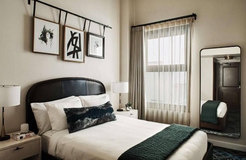Downtown Los Angeles Hotel | Queen Room at Hotel Figueroa | Pet-friendly Stay w/Pool & Close to MOCA