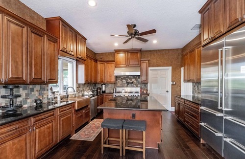 Lakeland House | Queen Room at Opal Oaks Micro Resort - Pool, Hot Tub, Sauna, Billiards