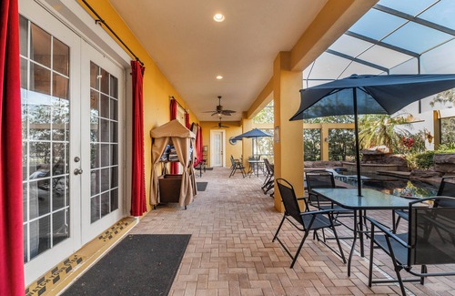 Lakeland House | Queen Room at Opal Oaks Micro Resort - Pool, Hot Tub, Sauna, Billiards