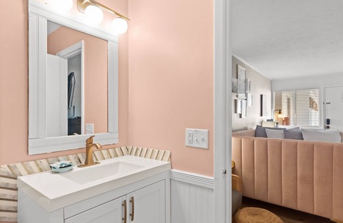 Carolina Beach Hotel | Queen Room Hotel- 2 Pools, Near Beach/Boardwalk, No Pets Allowed