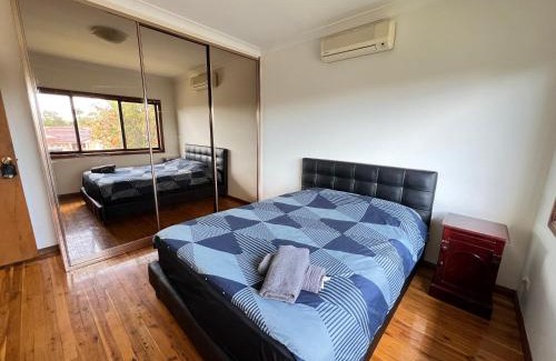 Lurnea House | Queen Room in Spacious Double Story House - L7