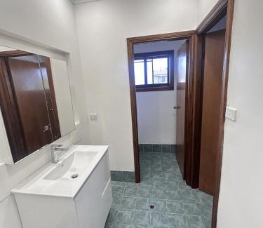 Lurnea House | Queen Room in Spacious Double Story House - L7