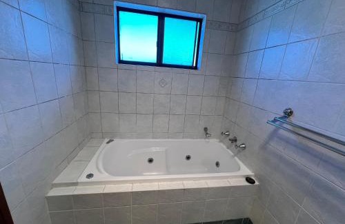Lurnea House | Queen Room in Spacious Double Story House - L7