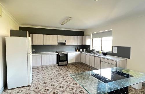 Lurnea House | Queen Room in Spacious Double Story House - L7