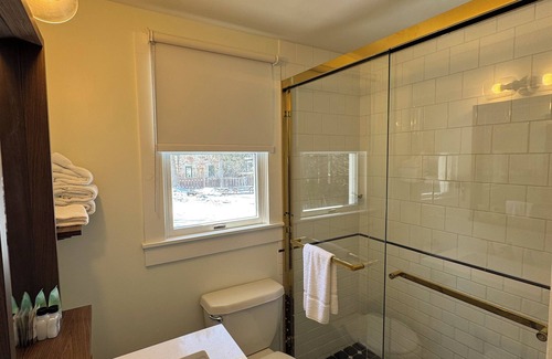 Lake Placid House | Queen Room - SQR
