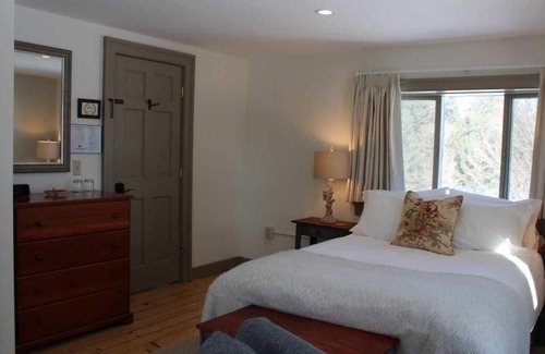 Keene Bed & Breakfast | Queen Room with Mtn Views