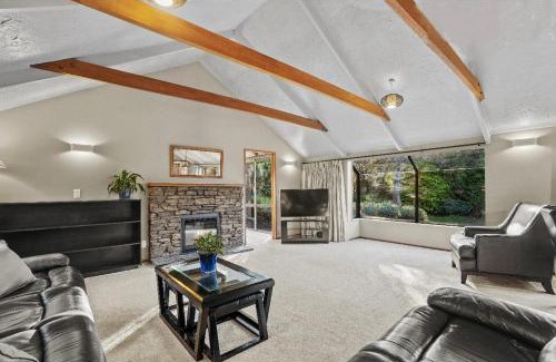 Fernhill House | Queen's Fernhouse Mountain View Holiday Home