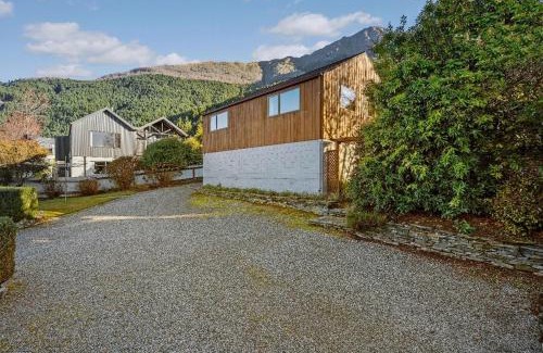 Fernhill House | Queen's Fernhouse Mountain View Holiday Home