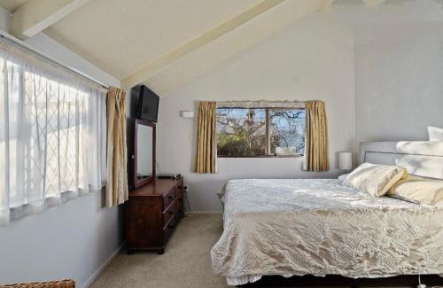 Fernhill House | Queen's Fernhouse Mountain View Holiday Home