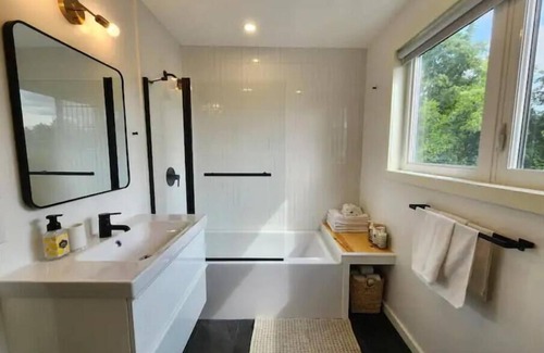 Georgetown House | Queen's Haven - Clean, Peaceful & Private Upper Unit in Historic Neighbourhood