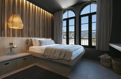 Santa Barbara Hotel | Queen-Sized Room, Lounge Area with Ideal Mountain Views!