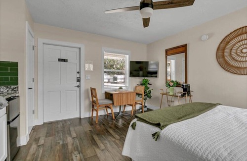 Safety Harbor Hotel | Queen Studio Comfort Downtown + Laundry