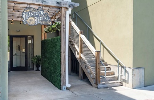 Downtown Louisville Apartment | Queen Studio - Hancock House Louisville