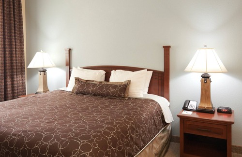 Lafayette Apartment | Queen Studio Near LFT | Free Daily Breakfast, Outdoor Pool + Hot Tub Access