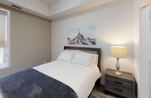 Hinton Apartment | Queen Suite at Creekstone