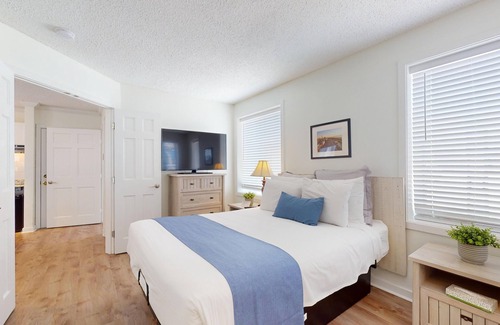 North End Apartment | Queen Suite Upper (502)