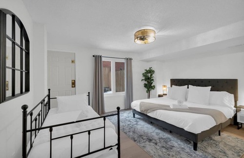 Toronto Entertainment District Hotel | Queen West Comforts - Downtown