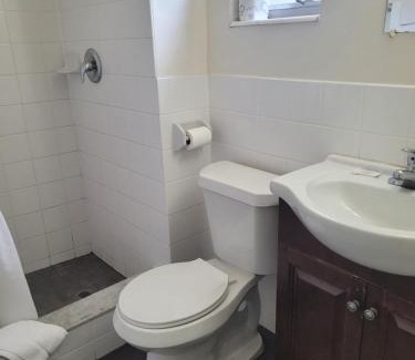 Old Northwood Historic District Hotel | Queens Lodge Motel