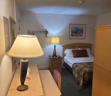 Old Northwood Historic District Hotel | Queens Lodge Motel