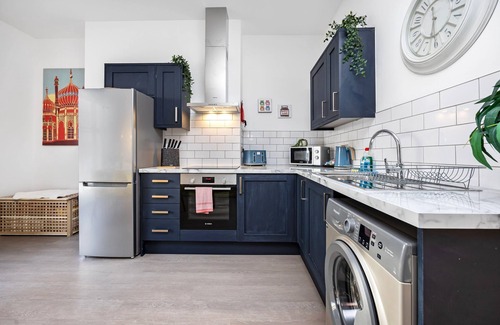 Brighton City Centre Apartment | Queens Mile 1 with Free Parking | By My Getaways