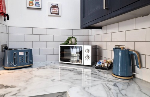 Brighton City Centre Apartment | Queens Mile 1 with Free Parking | By My Getaways