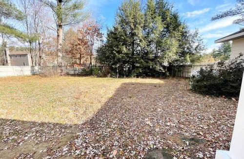 Queensbury House | 🌞 Queensbury Sunlit Getaway: 3-Bedroom Retreat 🌿
