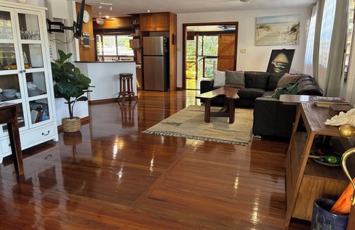 Whitfield Apartment | Queenslander apartment with plenty of space and very tropical.Sleeps six people.