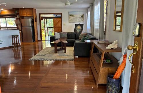 Whitfield House | Queenslander leafy Whitfield