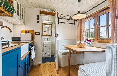 Moffat Apartment | Quercus & Redwood - Sleeps 4