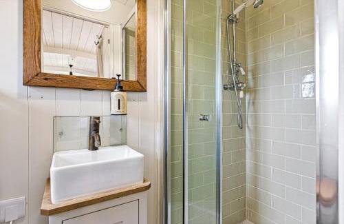 Moffat Apartment | Quercus & Redwood - Sleeps 4