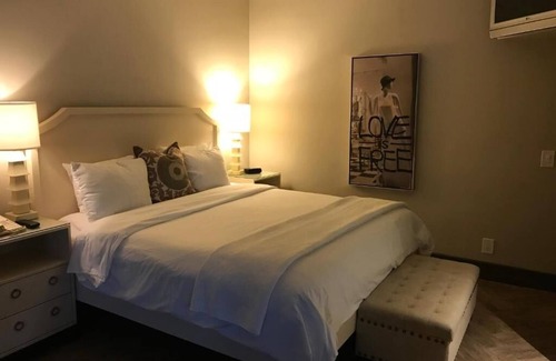East Hollywood Hotel | Quick Drive to the Hollywood Museum! w/Parking and Pool, Pets Welcome Too!