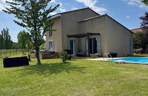 Saint-Saturnin-les-Avignon Villa | Quiet villa in Provence with private jacuzzi and swimming pool