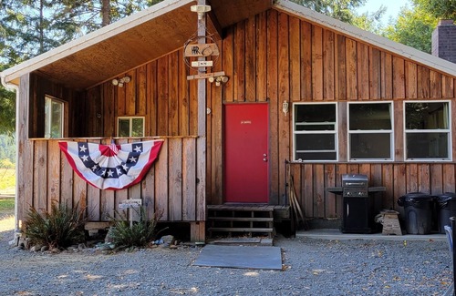 Powers Cabin | Quiet 1 bedroom cabin located on the South Fork of the Coquille River