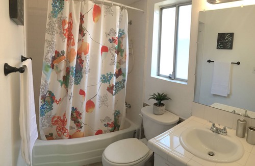 Oleander - Sunset House | Quiet 1 Bedroom Townhouse with Parking and Fast WiFi, Gated in Downtown