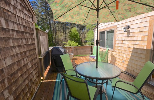 Oak Bluffs House | Quiet 2-Bed, 2-Bath Condo with Spacious Sundeck & Tennis Courts