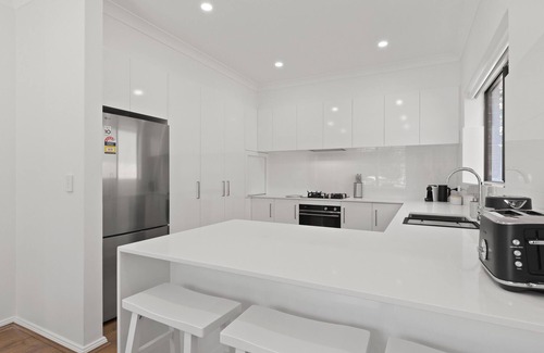 Glenelg South House | Quiet 2-Bed Retreat with Private Courtyard
