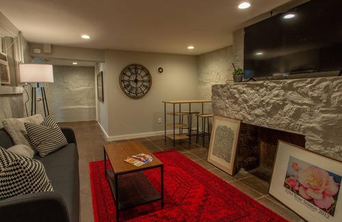Tyler Apartment | Quiet 2 Bedroom Basement Apartment - 5 min to Hospitals and Downtown!