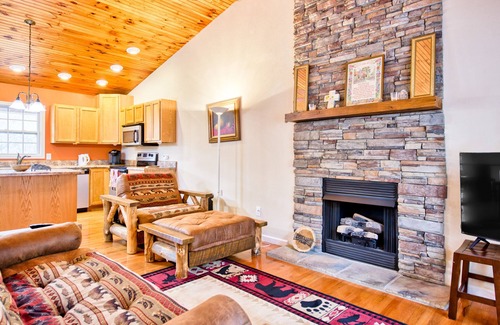 Franklin House | Quiet 2 bedroom home with mountain view, grill, firepit & washer/dryer