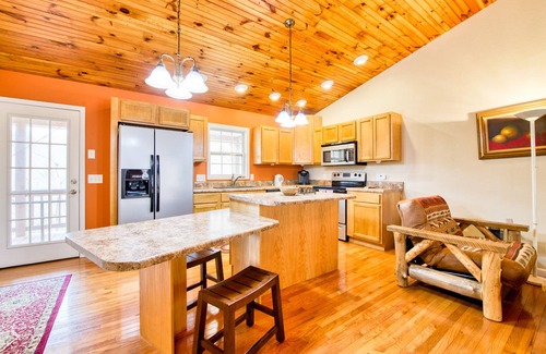 Franklin House | Quiet 2 bedroom home with mountain view, grill, firepit & washer/dryer