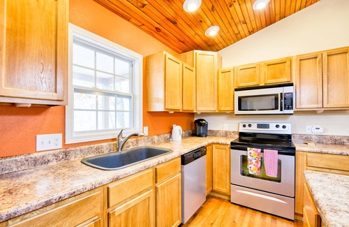 Franklin House | Quiet 2 bedroom home with mountain view, grill, firepit & washer/dryer