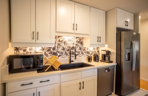 Waialua House | Quiet, 2bd/1bath with A/C in bedrooms, pet friendly