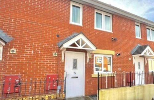 Penderry House | Quiet 2bedroom Home-Garden-Parking-Family Friendly