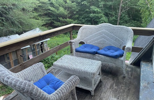 West Stockbridge House | Quiet 2BR/1BA Forest-View Barn Apartment – Newly Renovated, Peaceful Escape