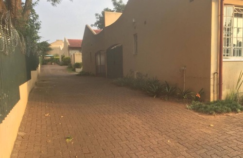 White River Cottage | Quiet 3 Bed 2 Bath Country Cottage in the centre of town White River