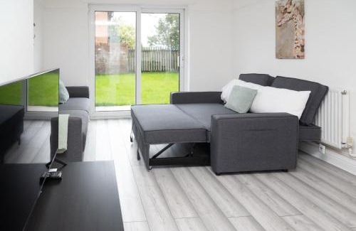 Kirkby Apartment | Quiet 3 bed house, pet friendly