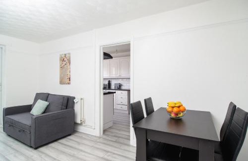 Kirkby Apartment | Quiet 3 bed house, pet friendly