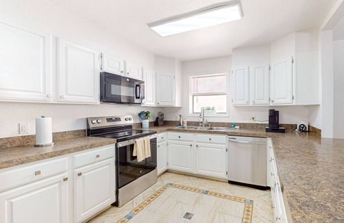 Port Isabel House | Quiet 3 bedroom home with water views, dock & private gas grill