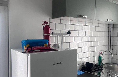 Anfield House | Quiet 3-bedroom House Near Anfield offers 5 beds, ideal for Families or Groups
